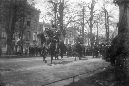 830978 Afbeelding van een militaire parade op de Maliebaan te Utrecht, waarschijnlijk ter gelegenheid van de verjaardag ...